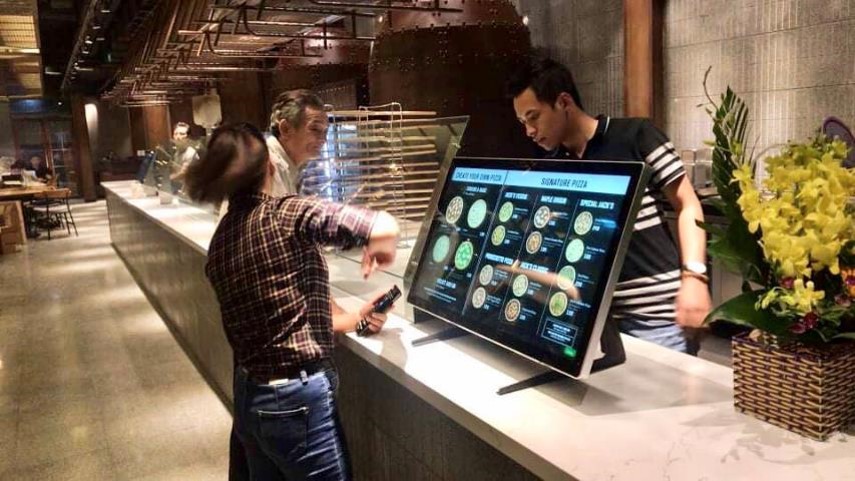 WALL MOUNTED DIGITAL SIGNAGE